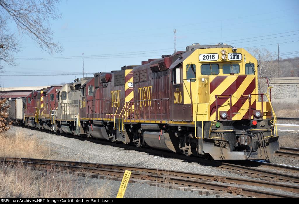 Eastbound Turn eases up the yard lead